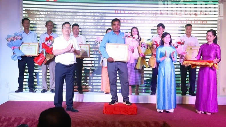 a Khoa trao giấy chứng nhận